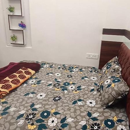 Goenka Home Stay Barsana Chhata Bagian luar foto