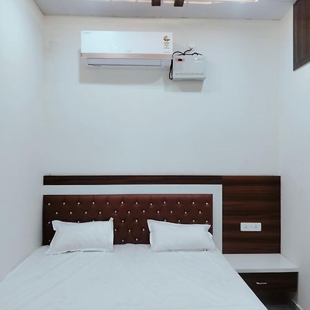 Goenka Home Stay Barsana Chhata Bagian luar foto
