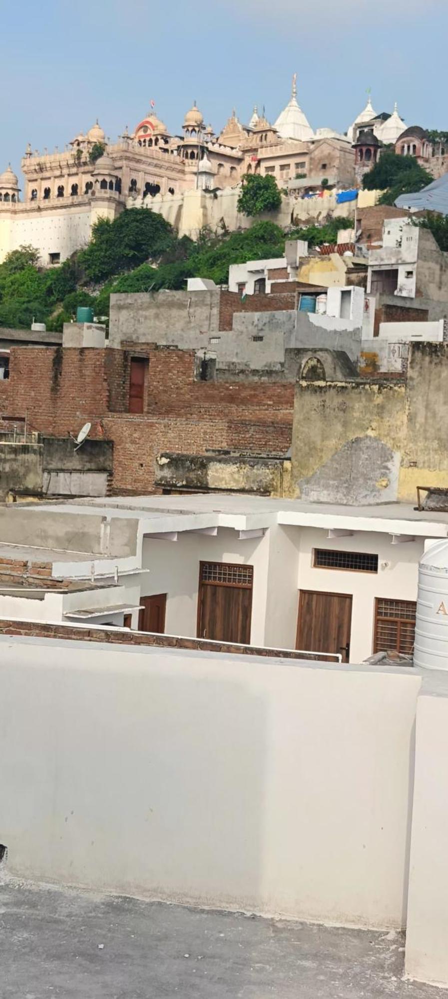 Goenka Home Stay Barsana Chhata Bagian luar foto